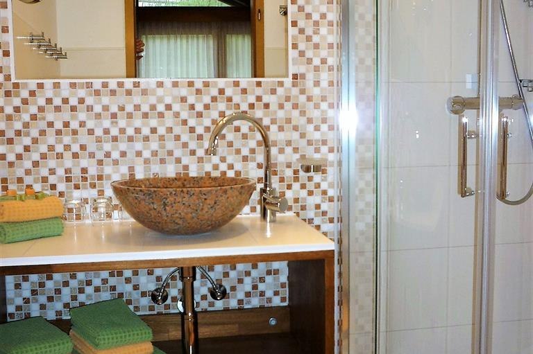 Bad mit Dusche und WC im Dachgeschoss, © ambiente Ofterschwang - Familie Kneringer