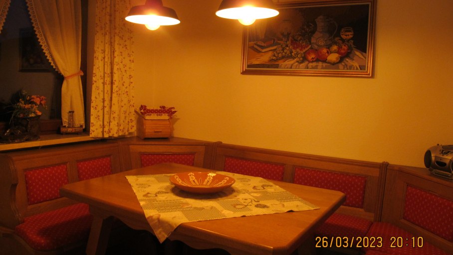 Eßzimmer am Abend Bild 2