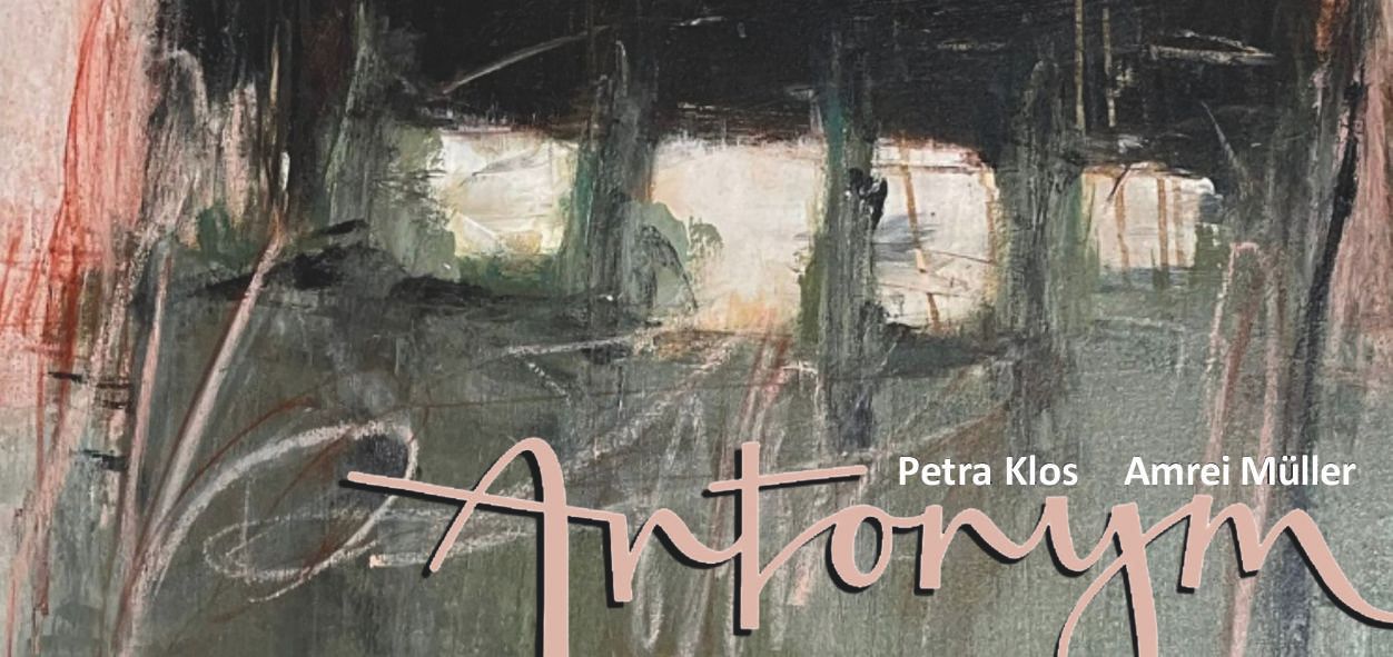 Einladungsflyer zur Ausstellung Antonym der beiden Künstlerinnen Petra Klos und Amrei Müller. Ein Bild von Petra Klos als stylistischer Hintergrund in Braun- und Rottönen und darauf in Kalligrafieschrft von Amrei Müller der Titel Antonym in schwarz.