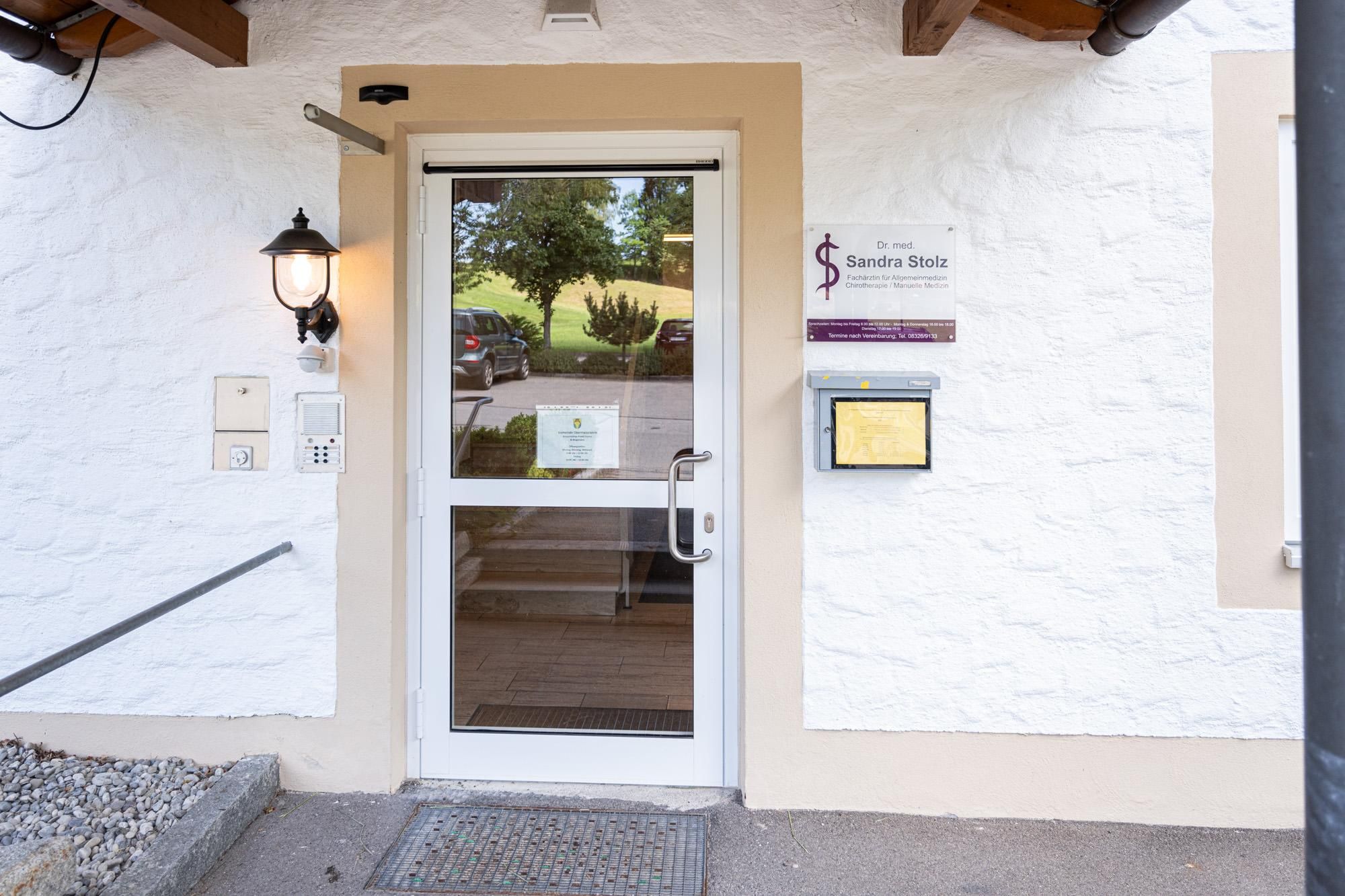Eingang der Arztpraxis von Frau Dr. Sandra Stolz in Obermaiselstein.