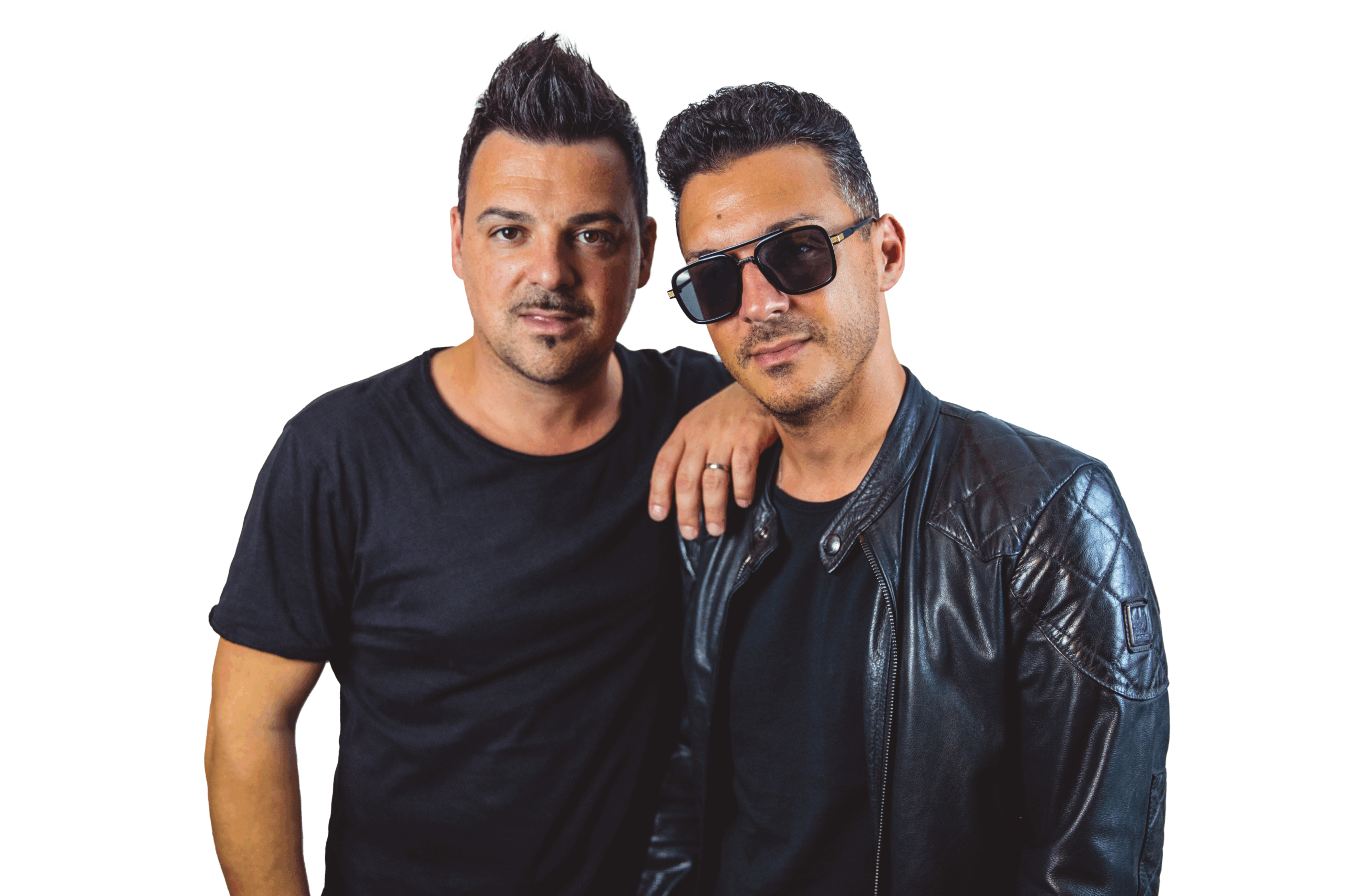 Live spielen die "LAMAS", zwei Männer, hier abgebildet in schwarzer Kleidung, der rechte Mann trägt Sonnenbrille und Lederjacke.