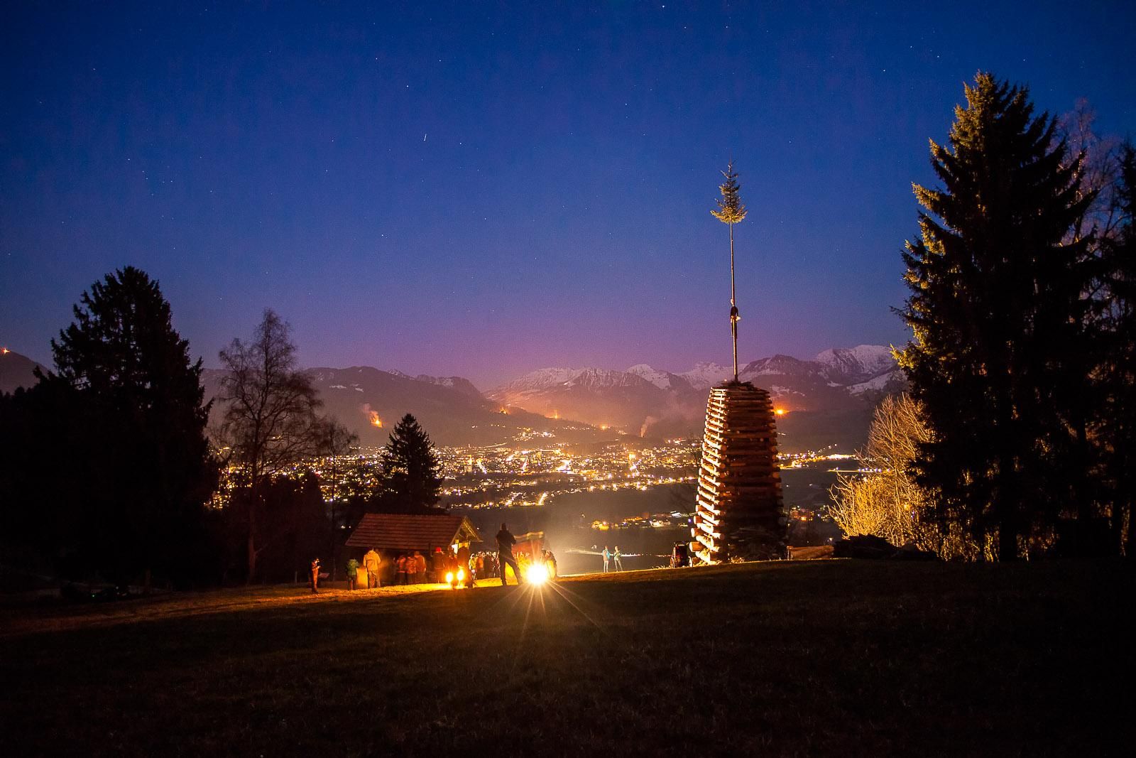 Funkenturm zur Abenddämmerung oberhalb Hüttenberg