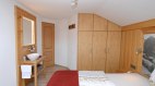 Schlafzimmer mit Waschtisch, Haus Alpengluehen,, © Denz Karl, Fischen