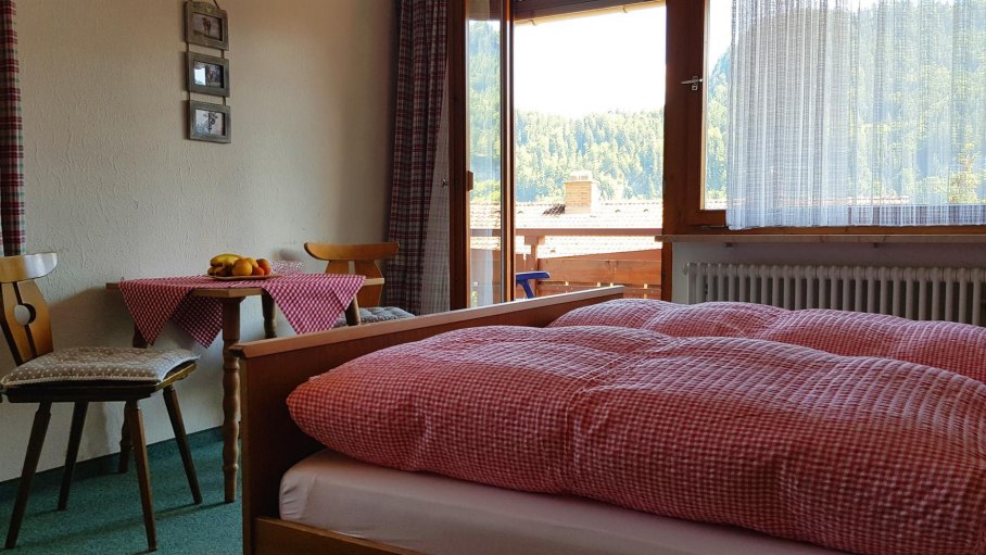 Doppelbett, Sitzgelegenheit und Balkon, © Gästehaus Koch