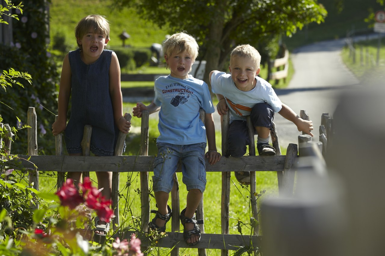 Kinder beim Toben in den Hörnerdörfern im Allgäu. Ihr Familienurlaub im Allgäu., © Tourismus Hörnerdörfer, F. Kjer