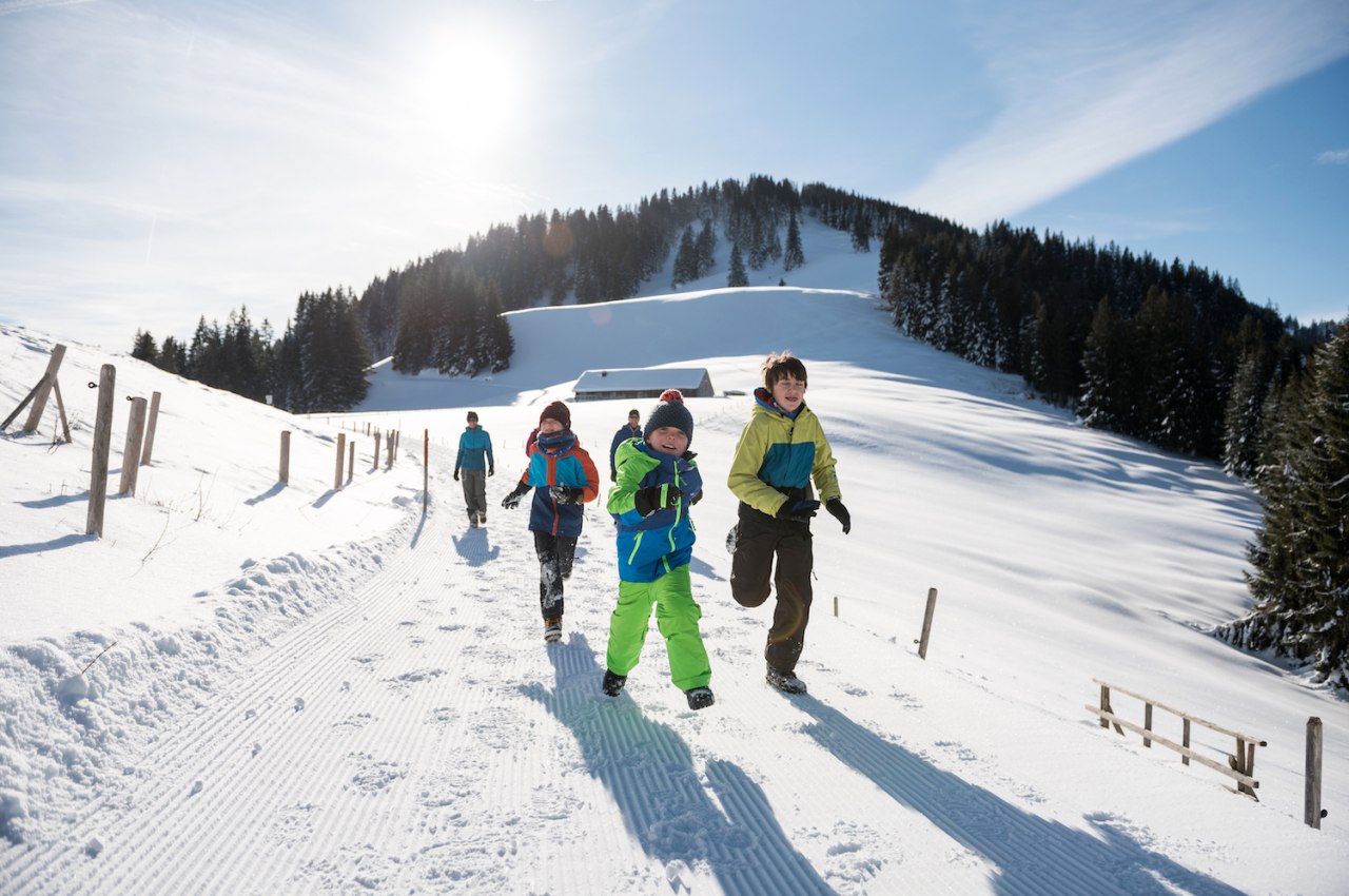 Winterspaziergang mit der Familie - auf dem Winterwanderweg ums Ofterschwanger Horn. Winterurlaub im Allgäu, © Tourismus Hörnerdörfer, F. Kjer