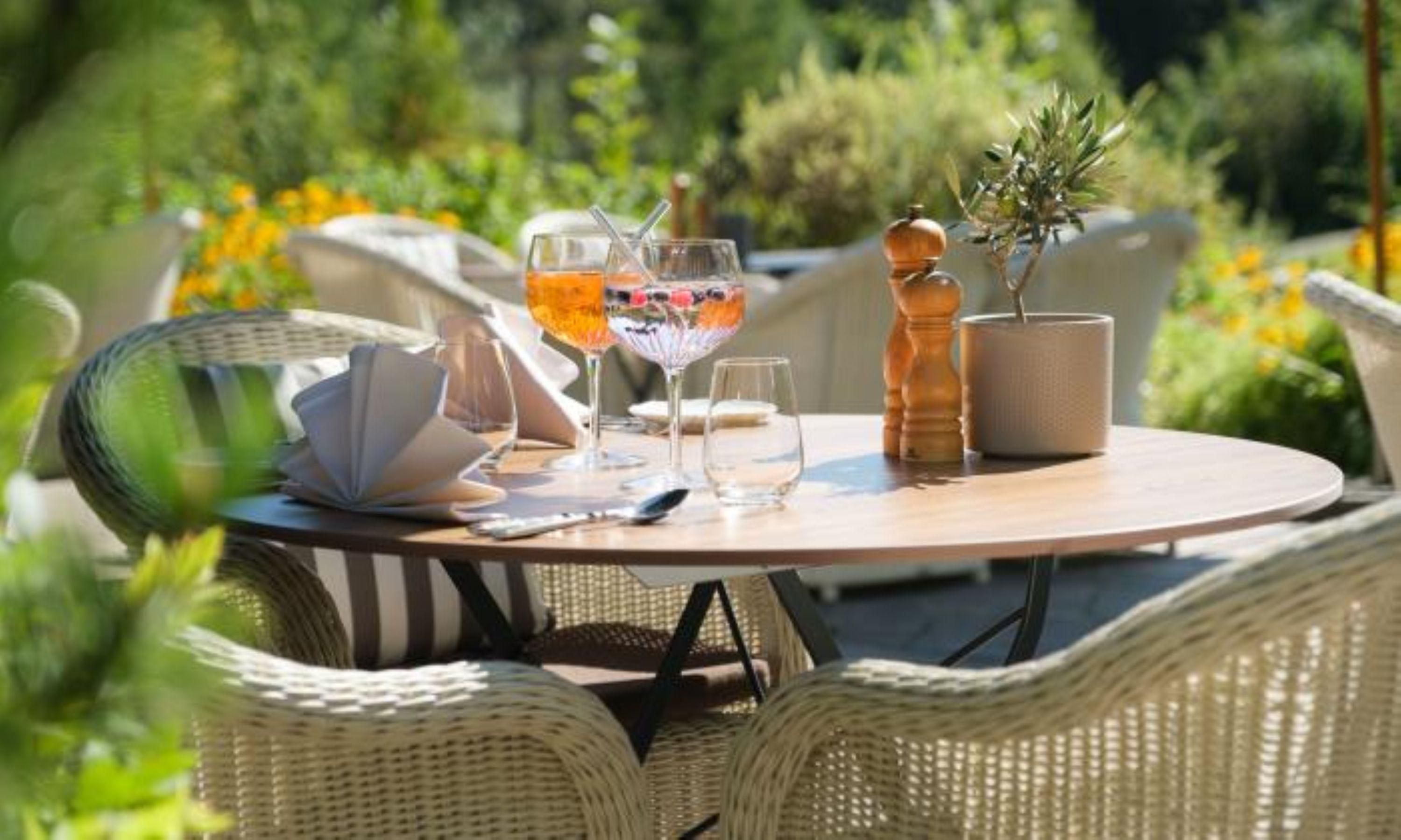 Gedeckter Tisch im Grünen.