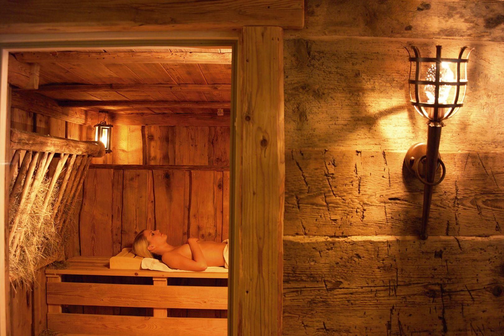 Heusauna: In dieser Sauna wird Heu befeuchtet, damit sich der Heuduft intensiv bei 80 Grad in der Sauna verbreitet.