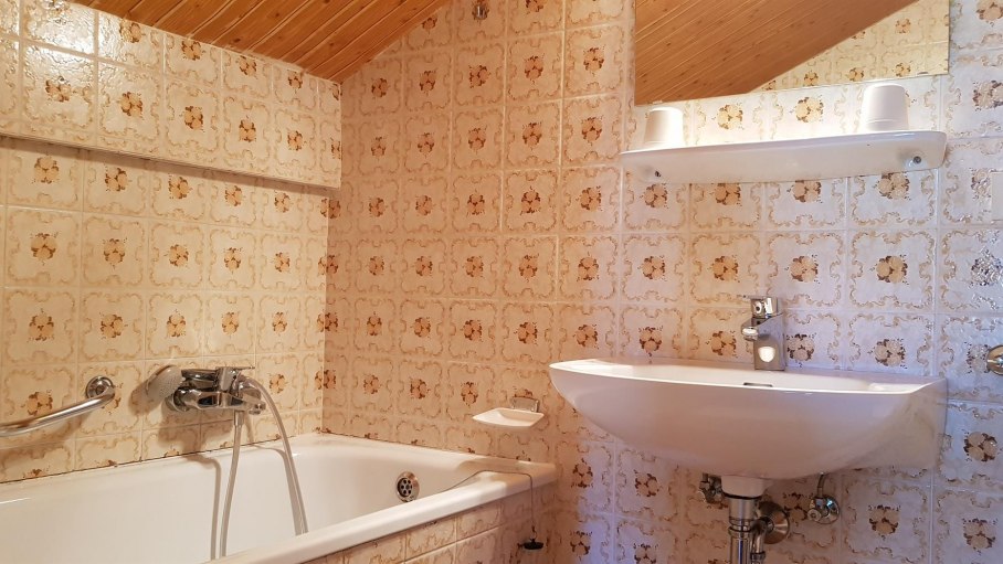 Bad mit Badewanne, Waschbecken und Toilette, © Gästehaus Koch