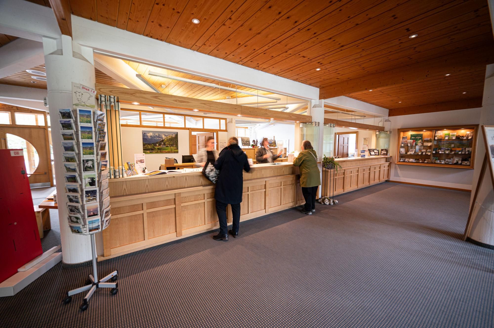 Der Schalter der Gästeinformation Fischen im Foyer des Kurhauses.