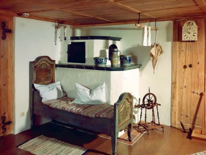 Bett am Kachelofen wie es früher im Allgäu üblich war, © Tourismus Hörnerdörfer