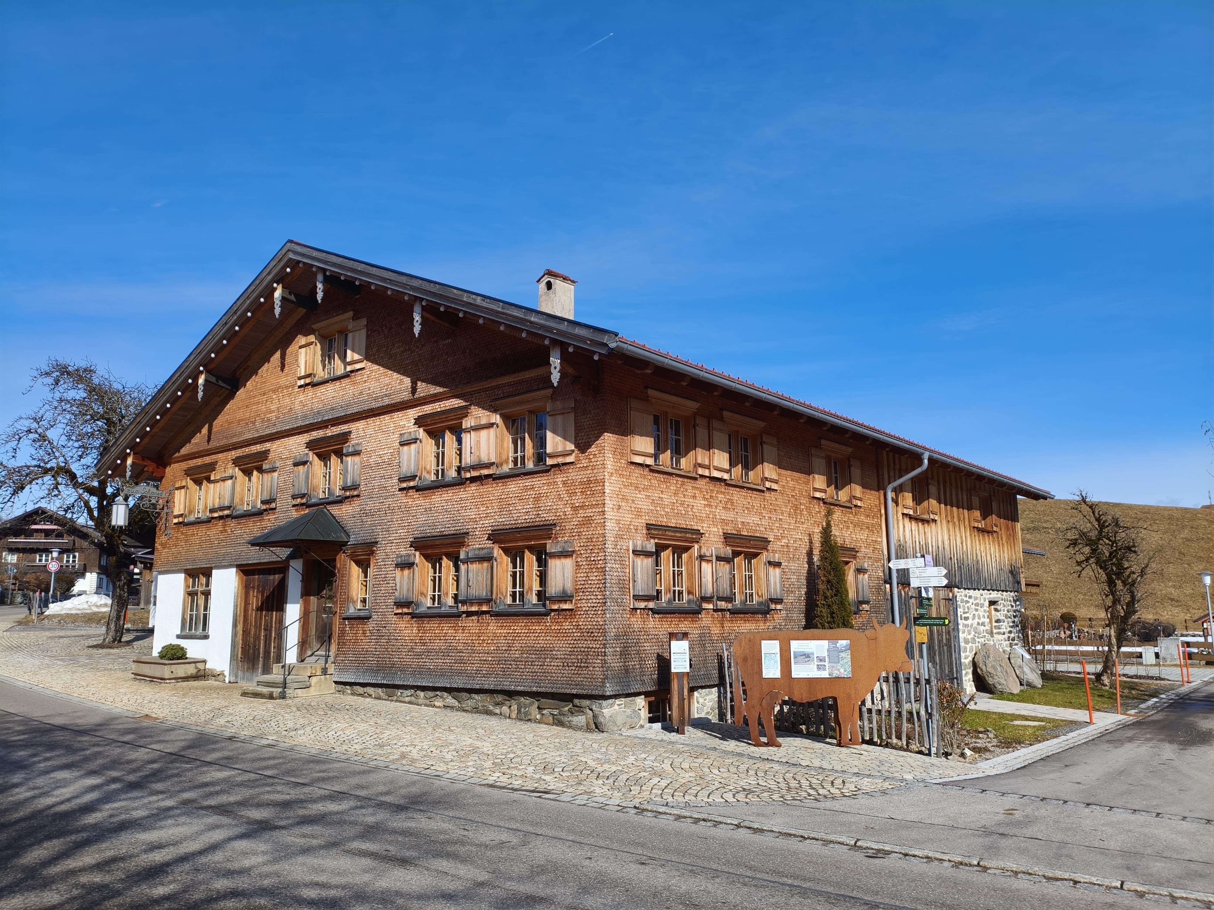 Altes Bauern- und Handwerkshaus, geschindelt und neu saniert mit alten Allgäuer Holzfenstern und Fensterläden in Obermaiselstein