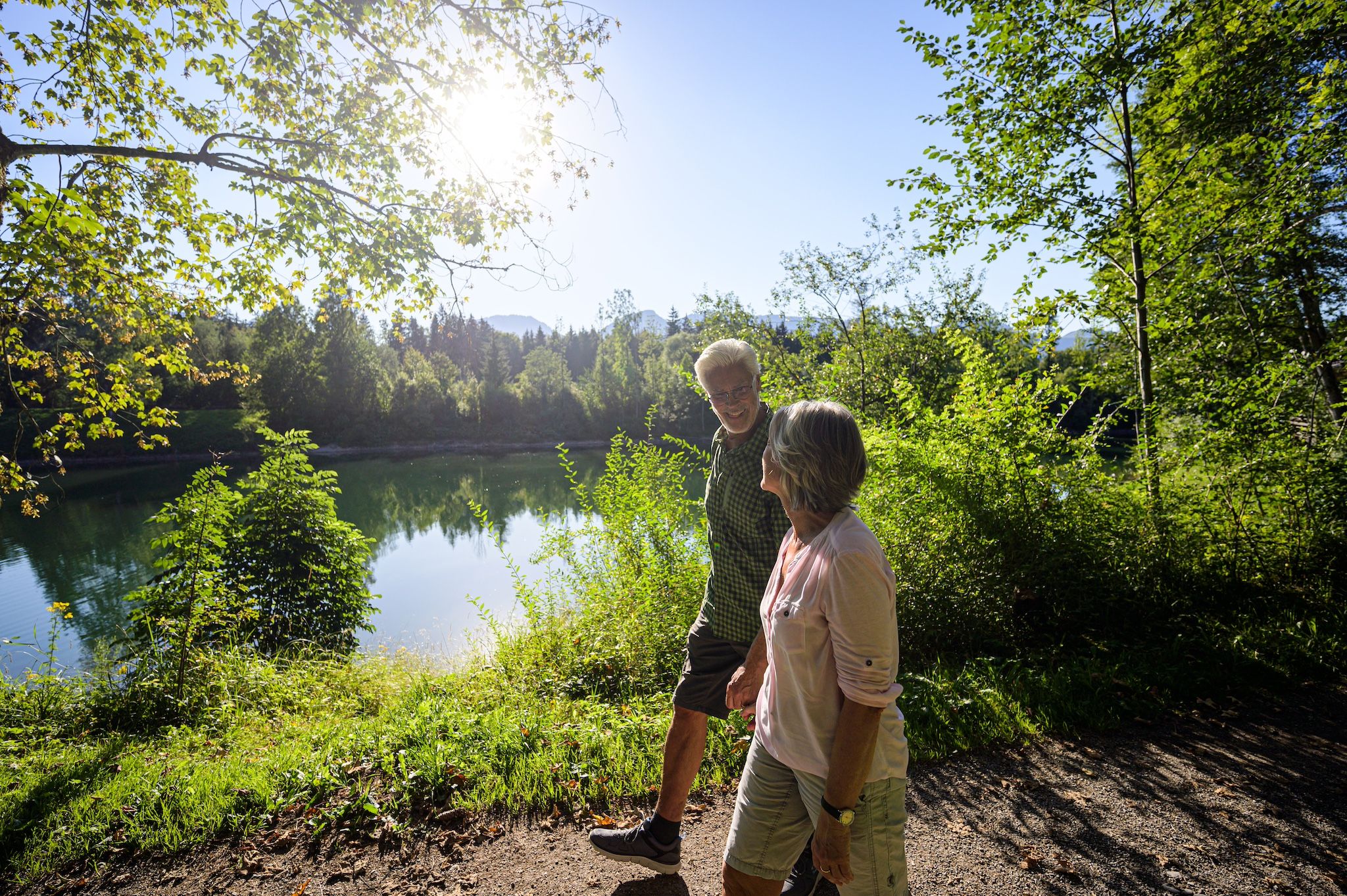 Gemütliche Spaziergänger am malerischen Auwaldsee