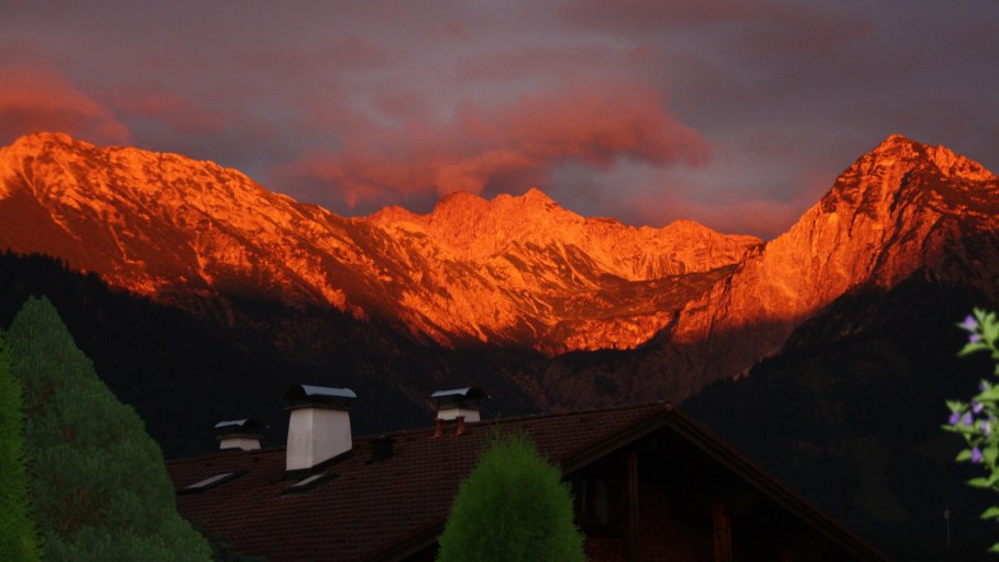 Sonnenuntergang mit Alpenglühen