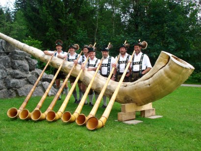 Alphornspieler beim Waldfest in Fischen im Allgäu - Brauchtum und Kultur in den Hörnerdörfern, © Tourismus Hörnerdörfer