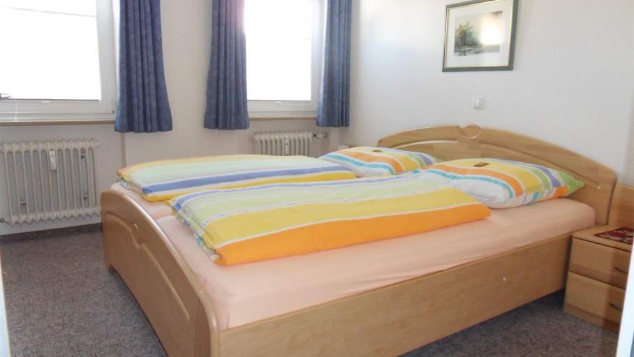 Schlafzimmer mit extralangen Betten, © Ferienwohnung Heinz -Fischen