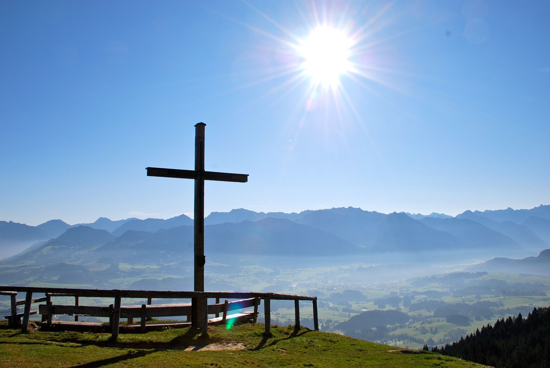 Gipfelkreuz am Ofterschwanger Horn mit Alpenkulisse