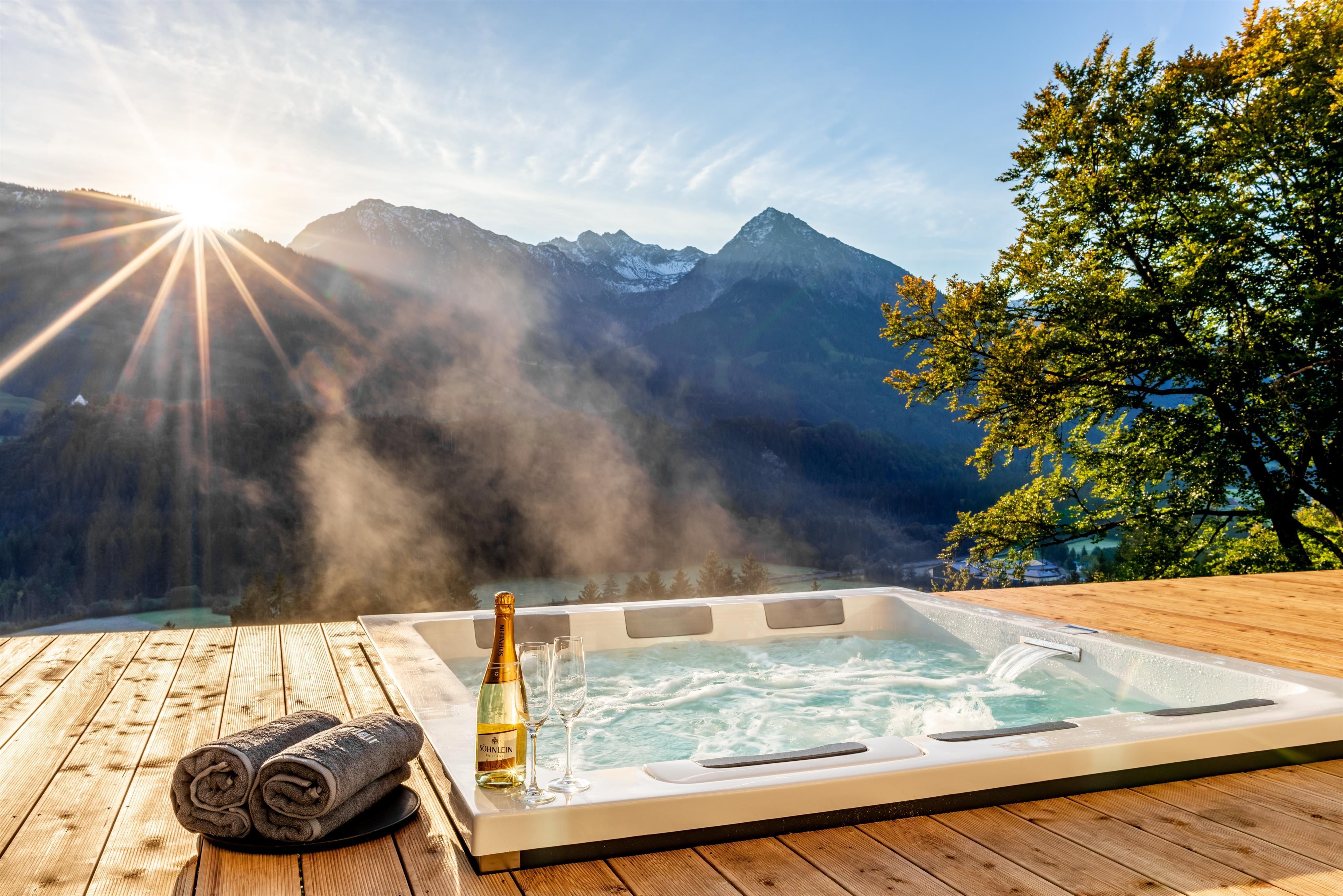 Der Jacuzzi außen mit Bergblick.