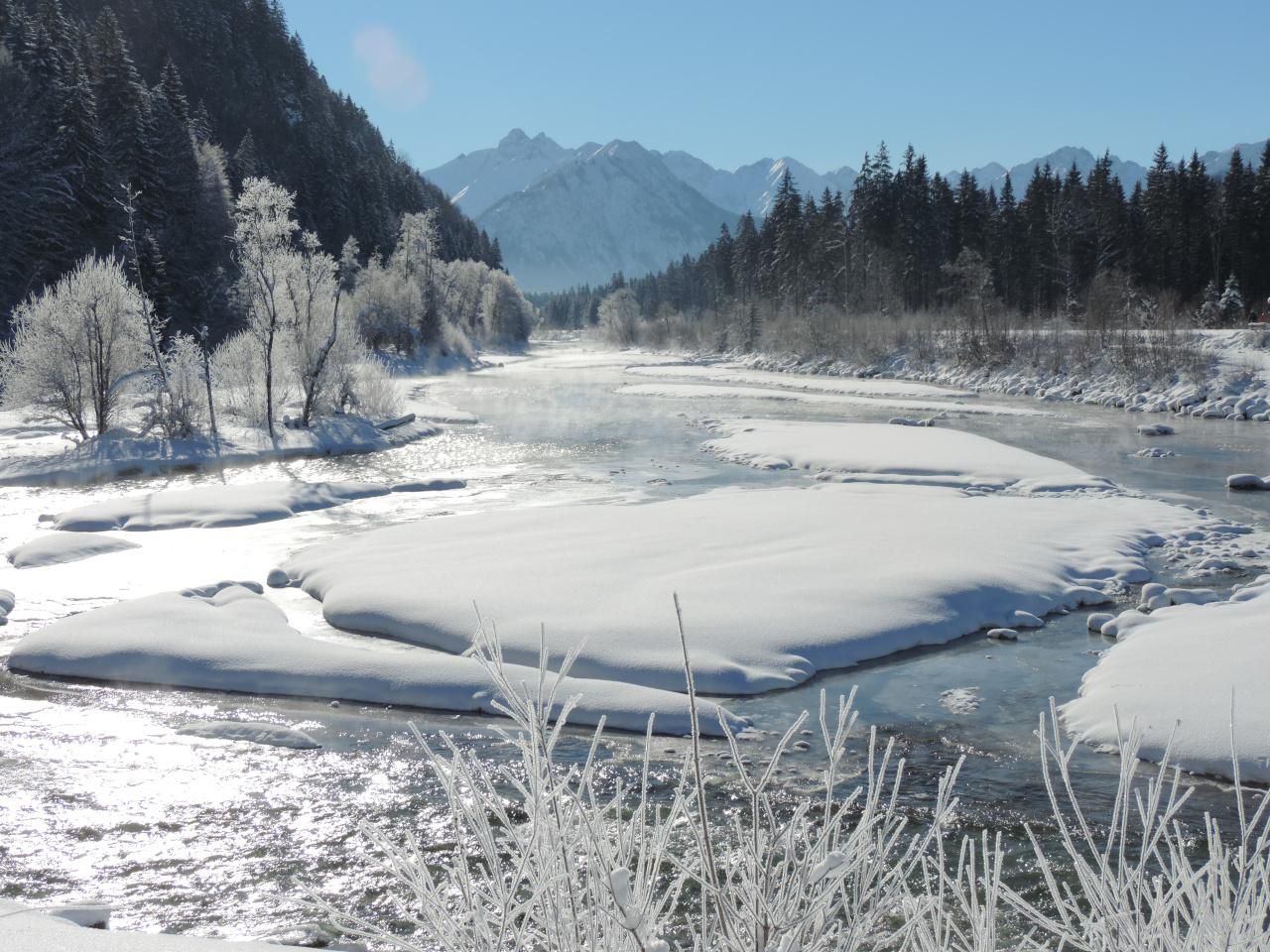 Auwaldsee im Winter, es liegt viel Schnee.