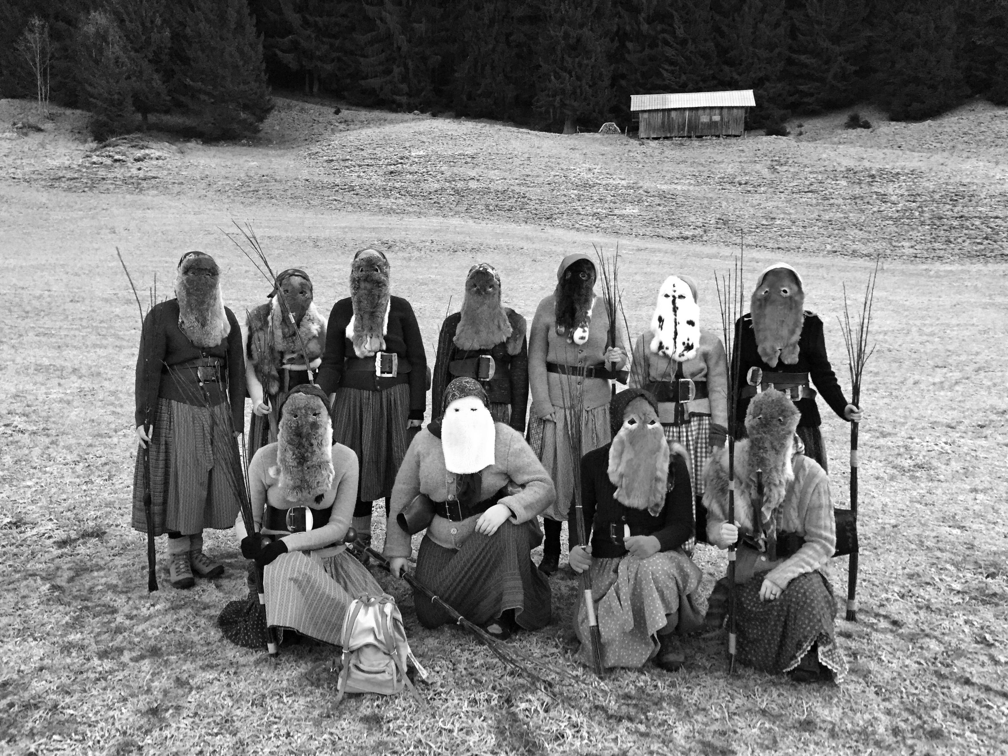 Schwarz weiß Bild auf die traditionellen Bärbele in Obermaiselstein.