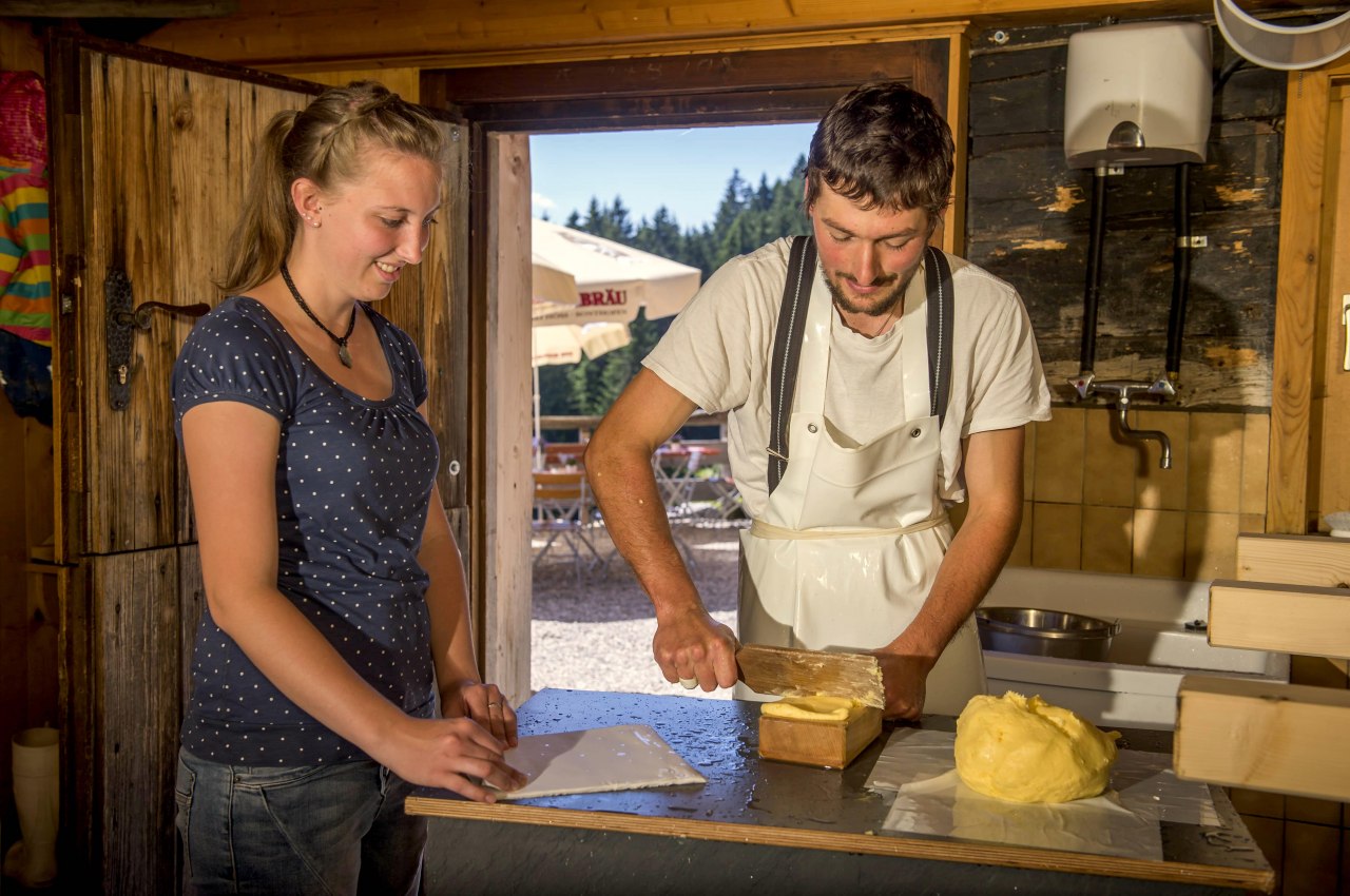 Frische Butter auf der Sennalpe Ornach in Bolsterlang. Brauchtum und Kultur im Allgäu, © Tourismus Hörnerdörfer