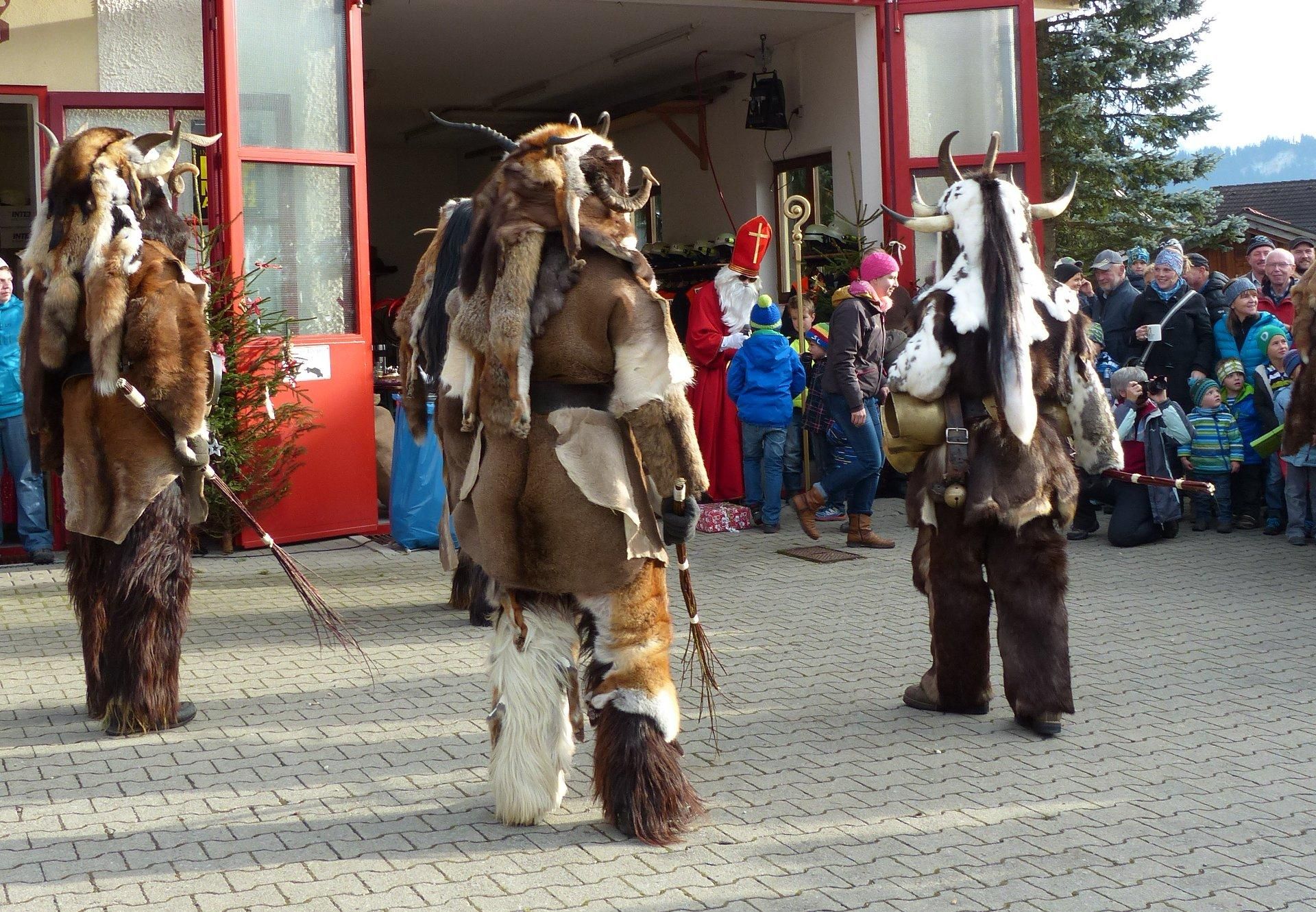Traditionelle Klausen vor einem Feuerwehrhaus.