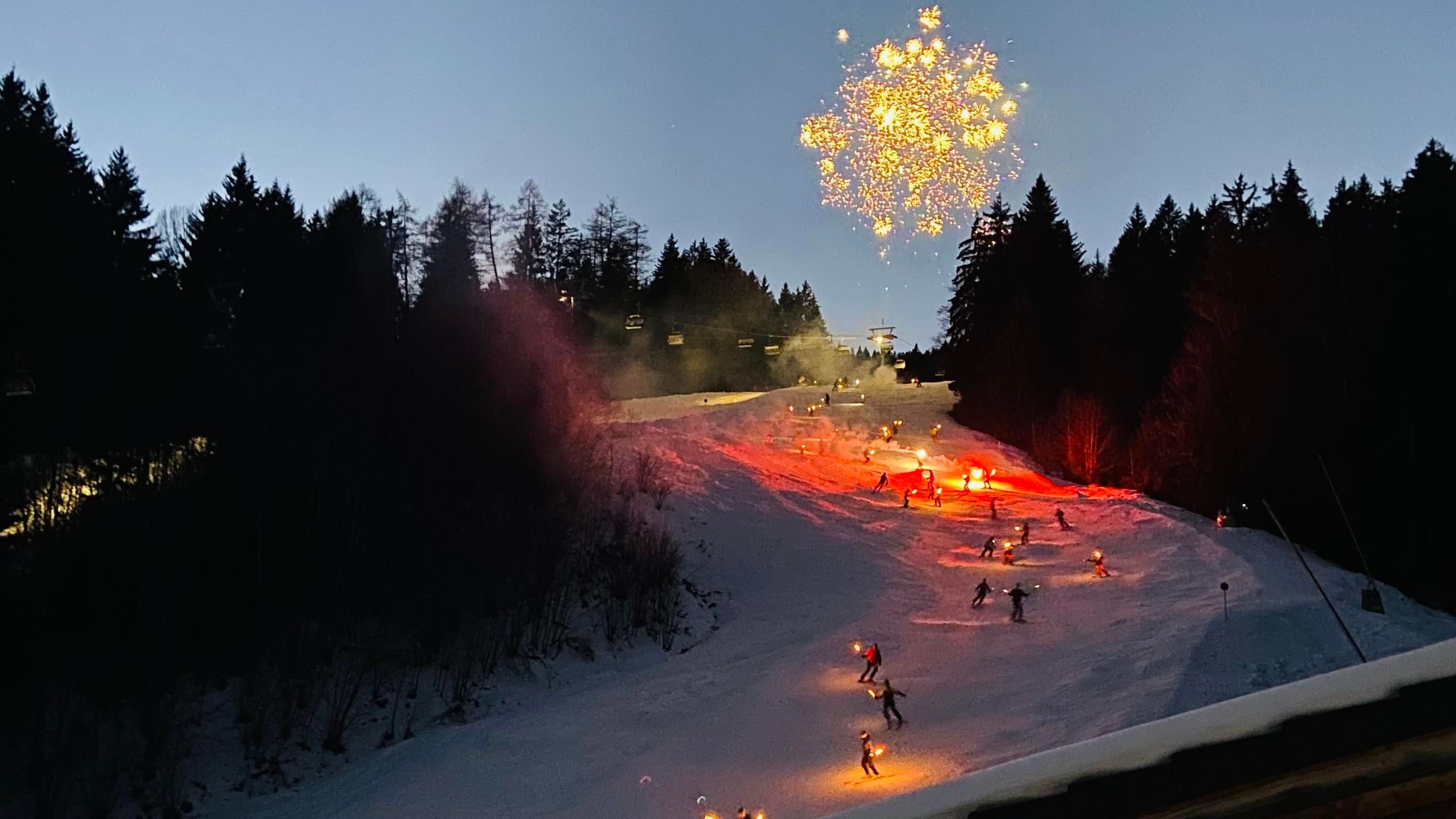 Silvester-Fackellauf des Ski-Club Ofterschwang auf der Weltcuppiste mit Feuerwerk