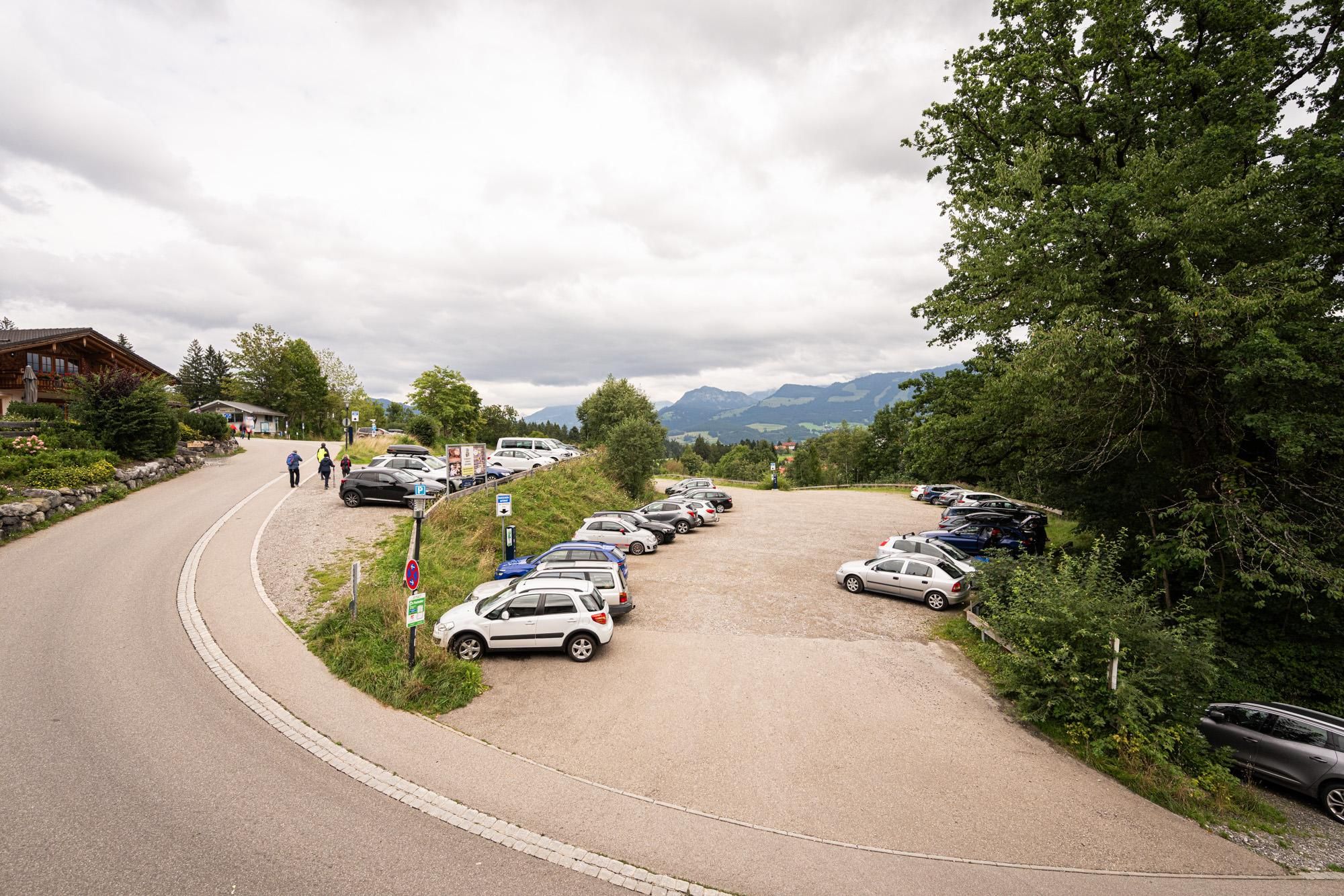 Parkplatz an der Talstation Weltcup-Express in Ofterschwang