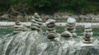 Kleine Kunstwerke in Form von Steinmännchen an der Iller bei Fischen im Allgäu, © Tourismus Hörnedörfer