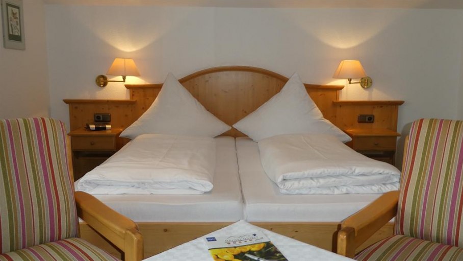 Doppelzimmer 16 - Bett aus massivem Fichtenholz, © Stefan Ruppaner