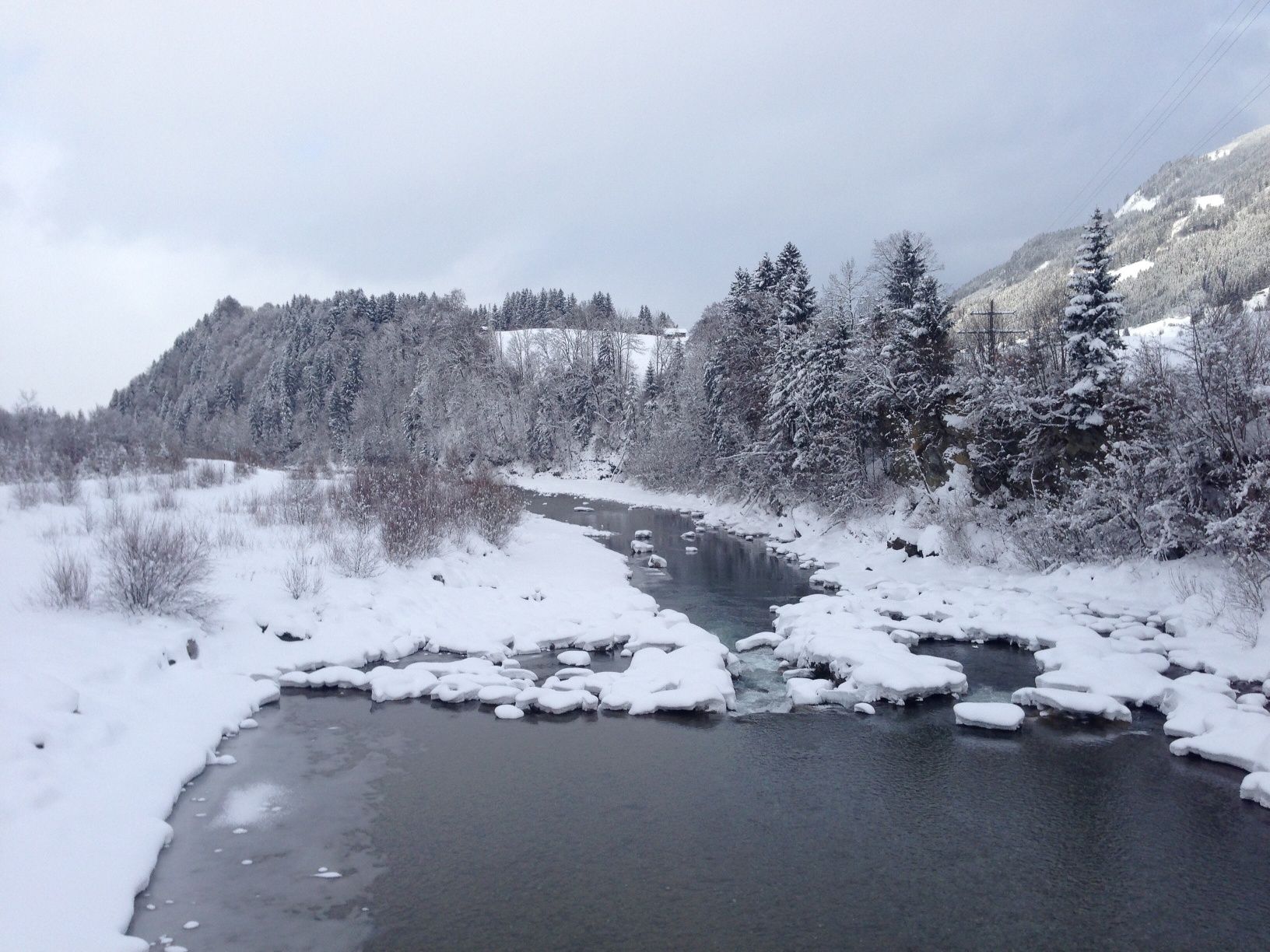 Blick vom Rubinger Steg auf die verschneite Iller