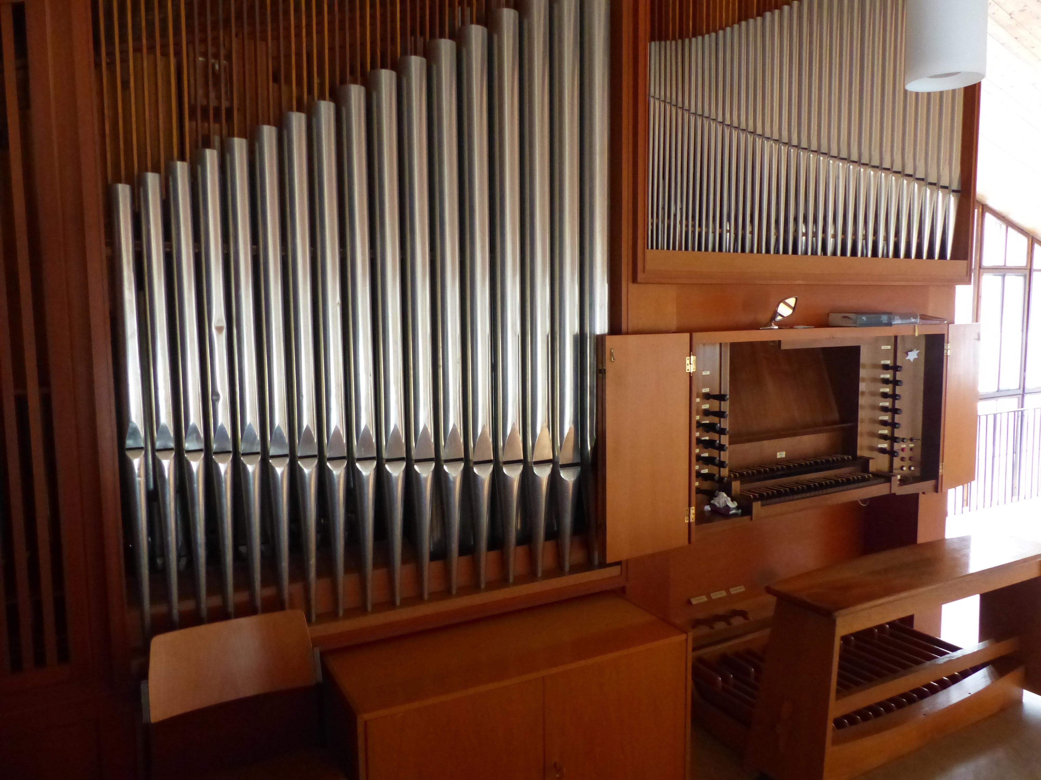 Eine große Orgel mit vielen Pfeifen und einem holzfarbenen Gehäuse.