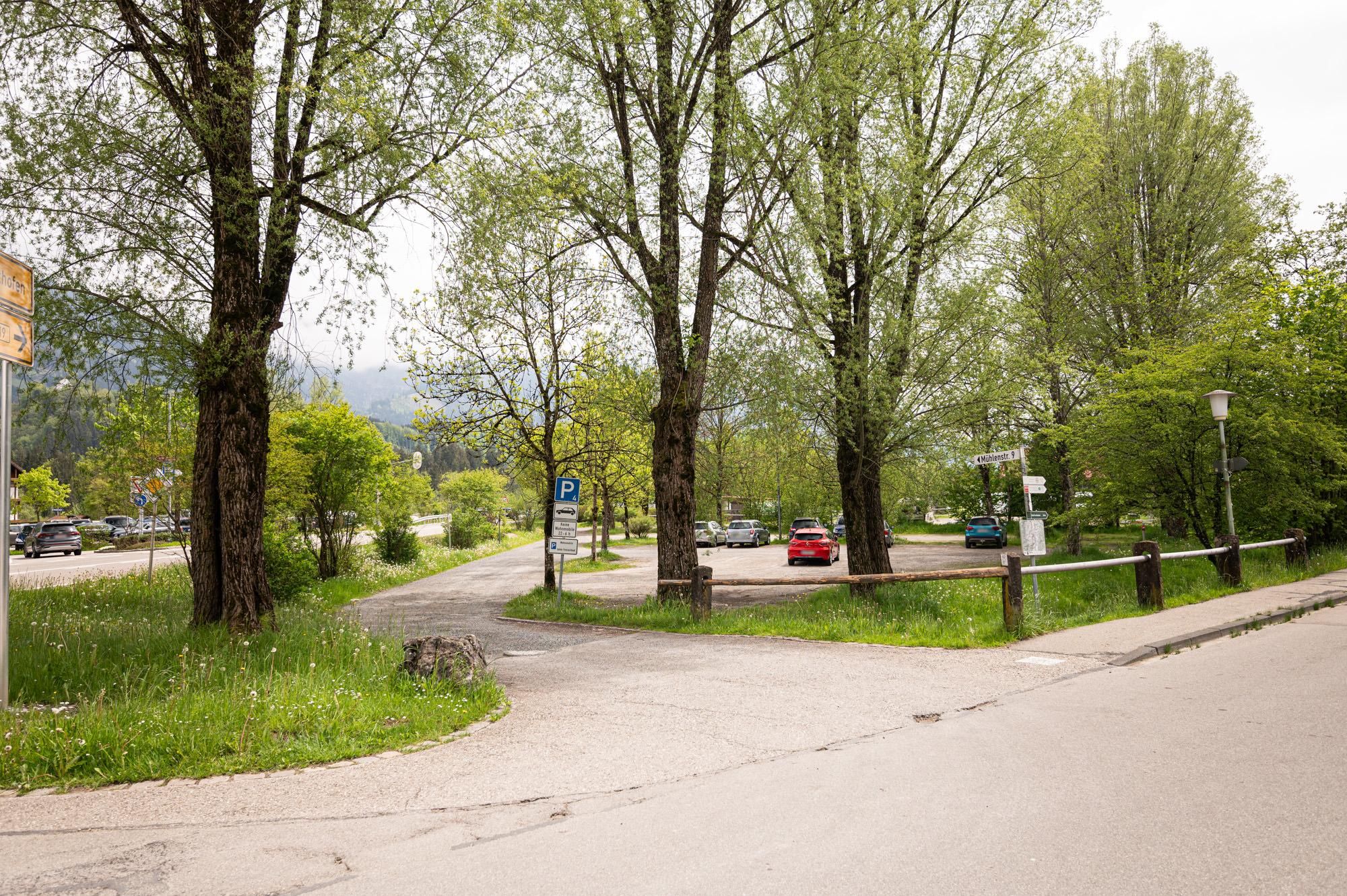 Beginn der Mühlenstraße und Zufahrt zum Parkplatz.