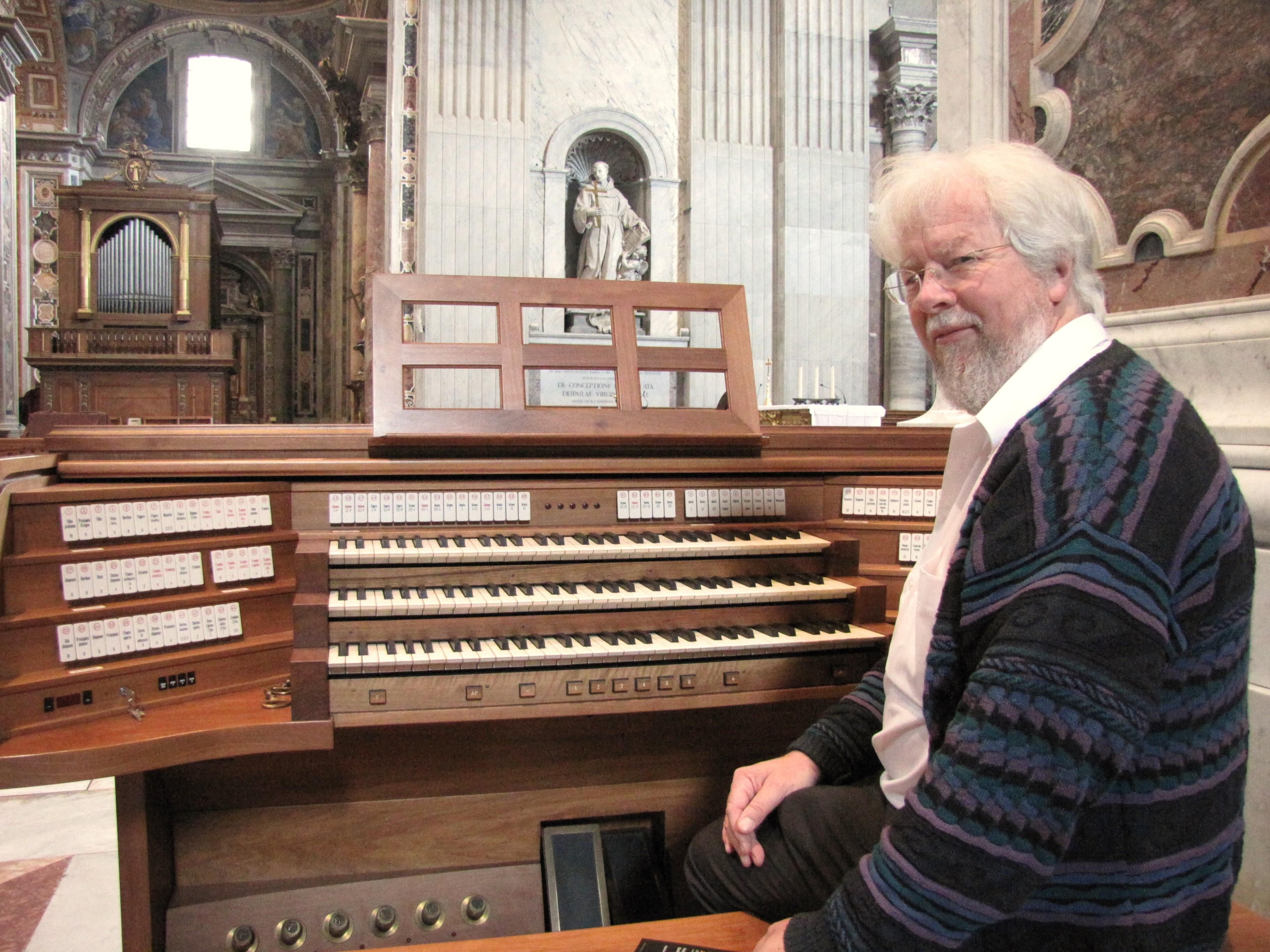 Älterer Mann sitzt vor Orgel im Vatikan.