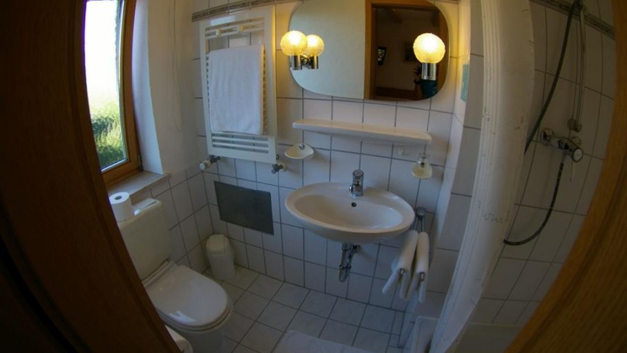 Das Bad zum Einzelzimmer Nr. 1, © Gästehaus Wiesenhof / Fischen i. Allgäu