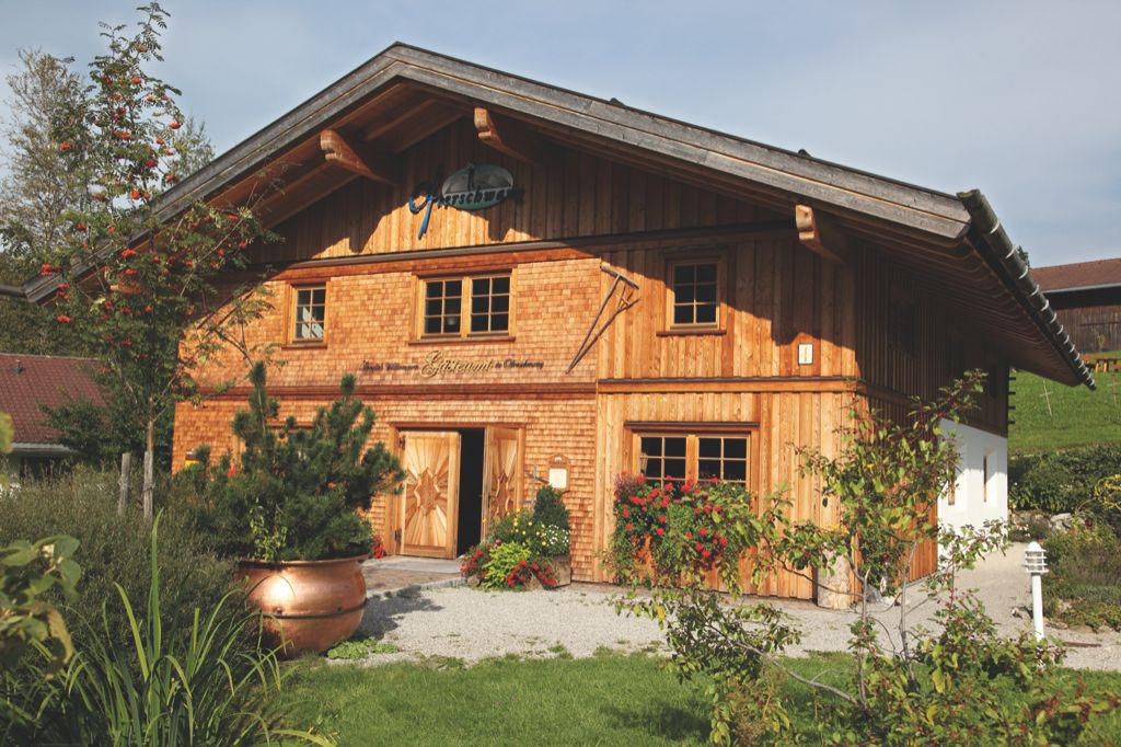 Die Gästeinformation Ofterschwang befindet sich in einem schmucken Allgäuer Haus mitten in Ofterschwang.