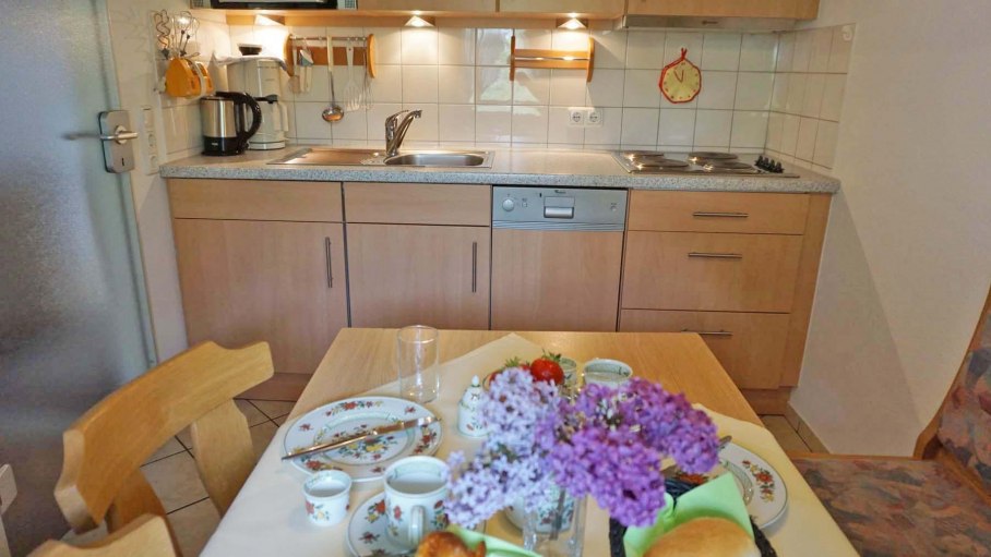 Ferienwohnung Margerite - Küchentisch, © Haus Obermaiselstein