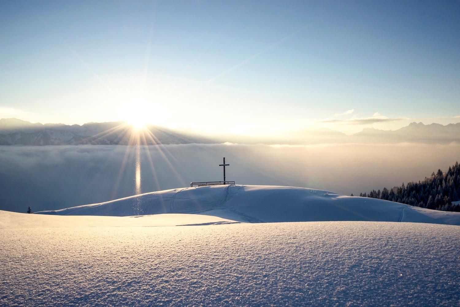 Schneebedeckte Berglandschaft am Ofterschwanger Horn zum Sonnenaufgang