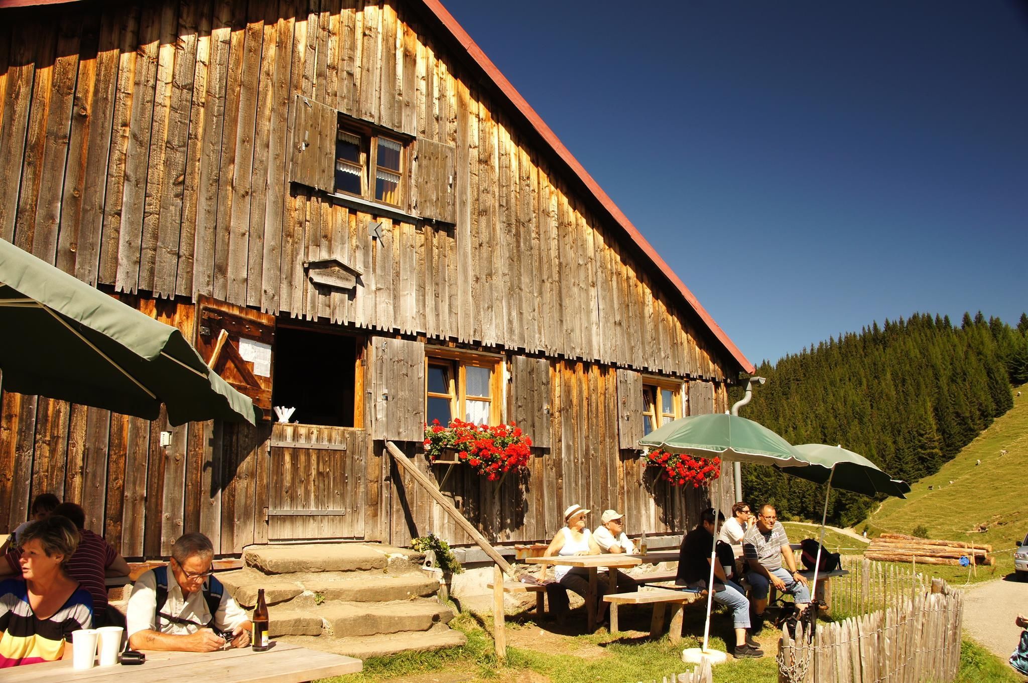 Alpe Fahnengehren in Ofterschwang, Berghütte mit Gästen auf Terrasse, Bergpanorama
