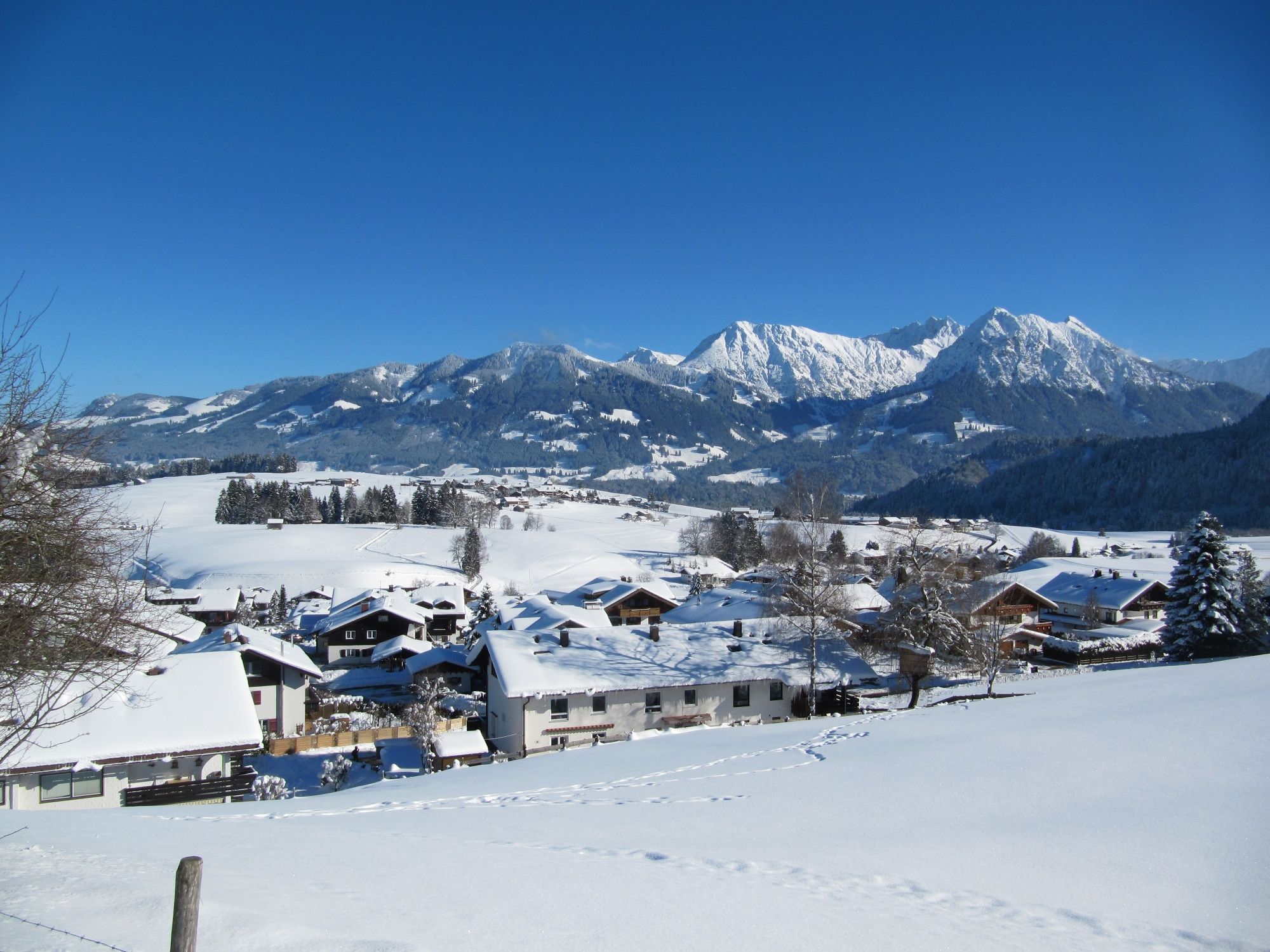 Verschneiter Blick auf Obermaiselstein