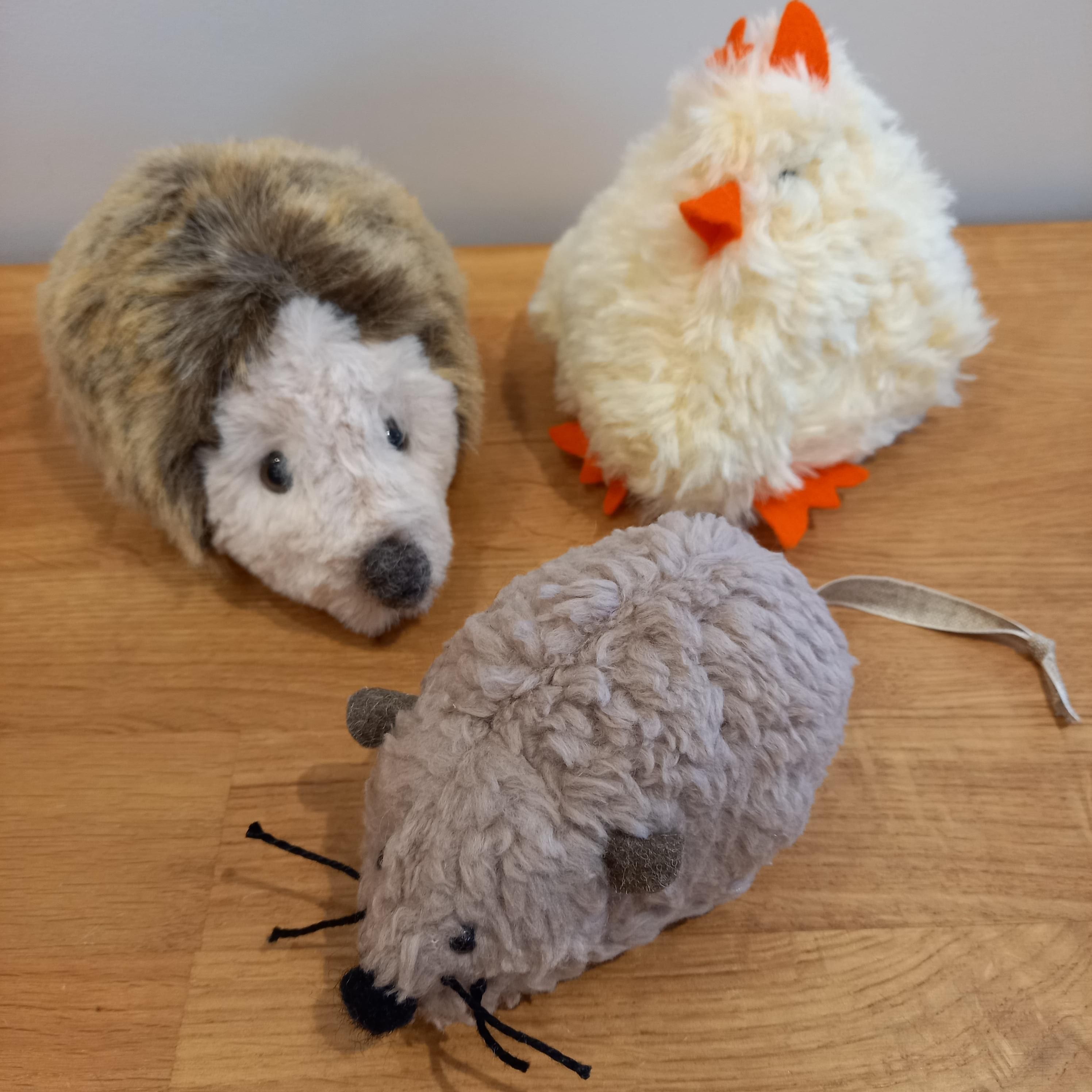 Kleine Kuscheltiere: Igel, Huhn und Maus.