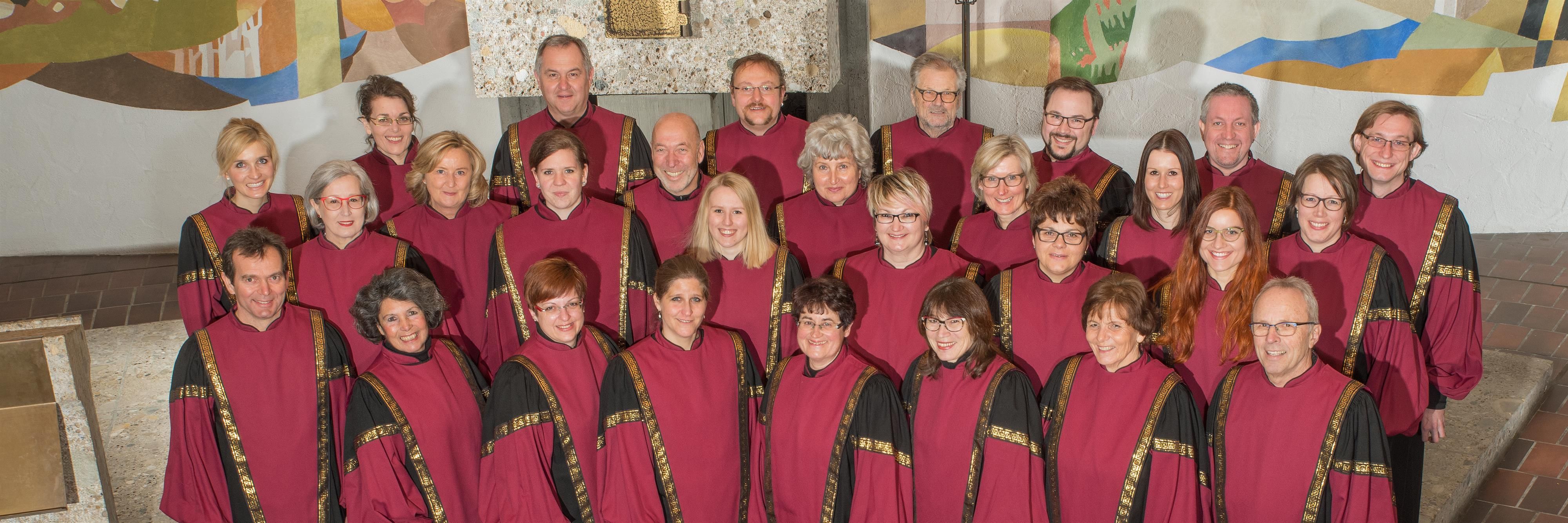 Der Gospelchor"Soulful Voices" in roten Gewändern mit schwarzen und goldenen Akzenten.