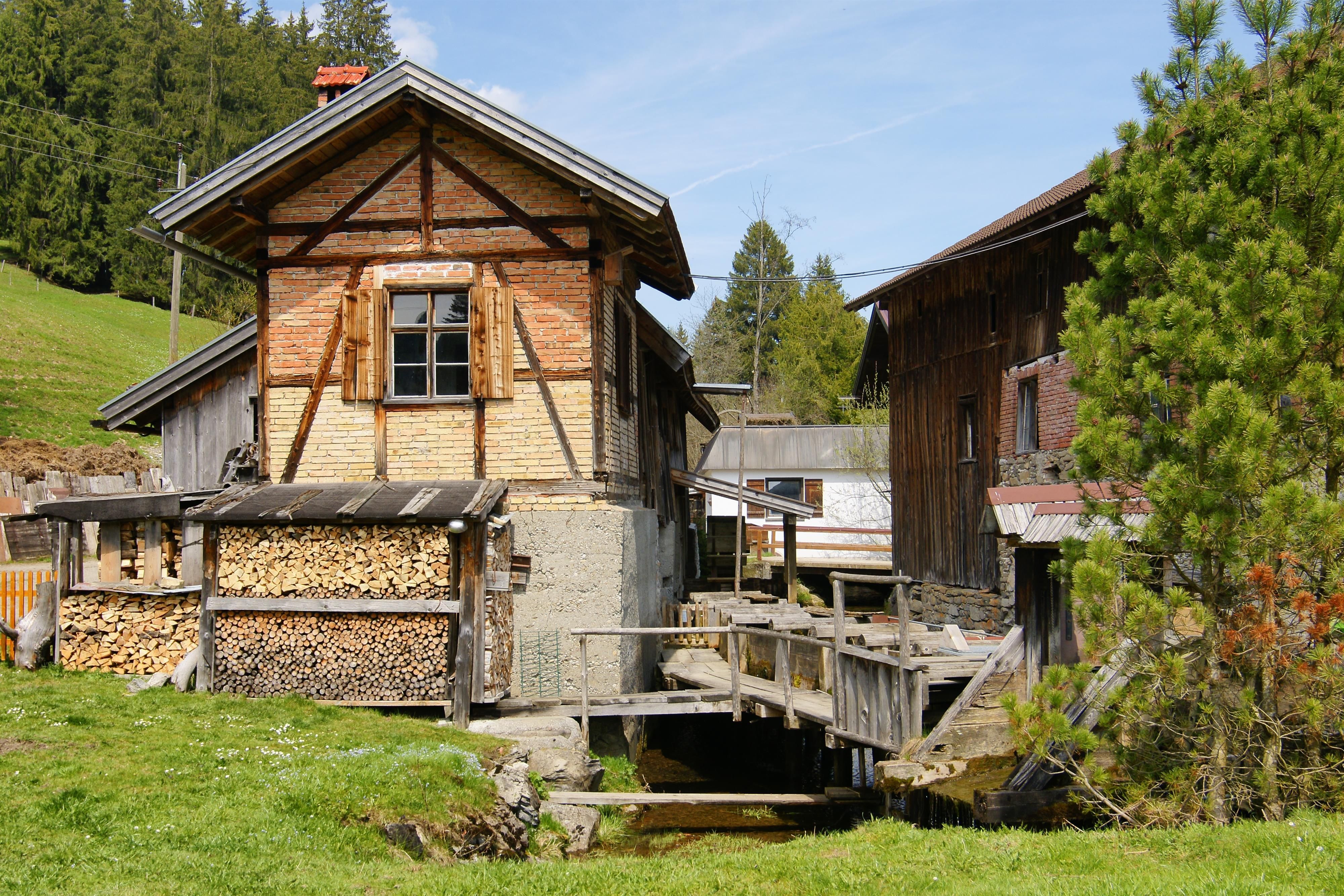 Die historische Obermühle-Säge, vom Bach her gesehen.