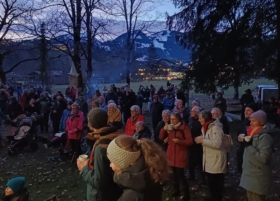Waldweihnacht im Weidachwald in Fischen, Menschen mit Punschtassen.
