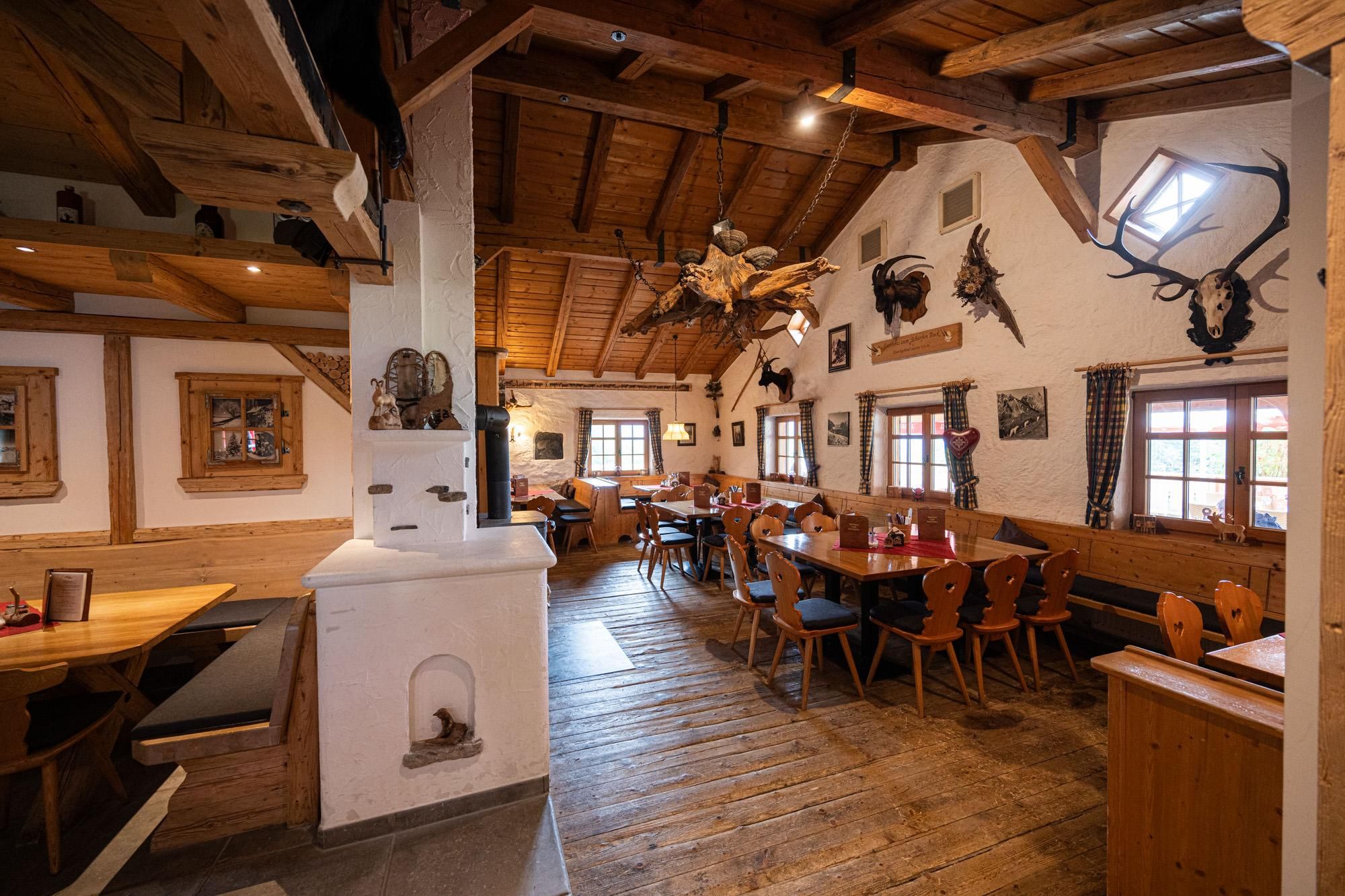 <p>Die gemütliche Stube mit Kamin in der Wurzelhütte.</p>