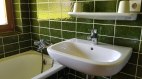 Bad im Zimmer, mit Waschbecken, Badewanne und WC, © Gästehaus Koch