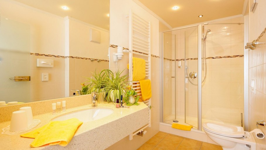 Badezimmer im Familienzimmer im Gästehaus, © Hotel Alpenblick
