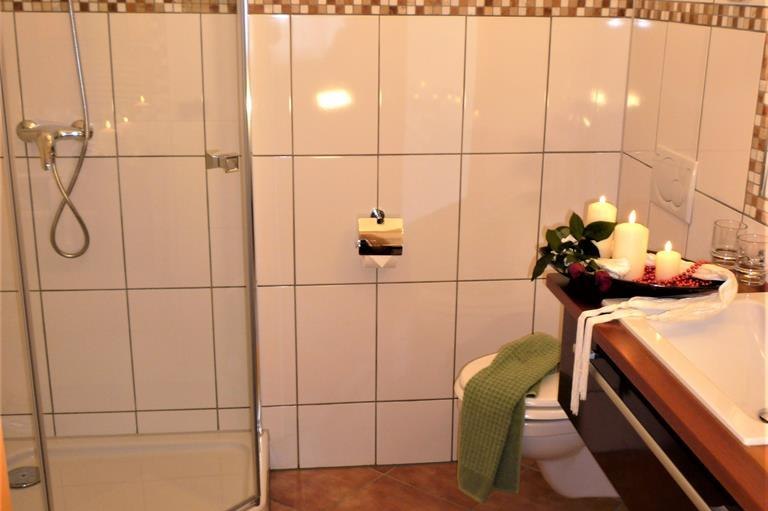 Bad mit Dusche und WC im Erdgeschoss, © ambiente Ofterschwang - Familie Kneringer
