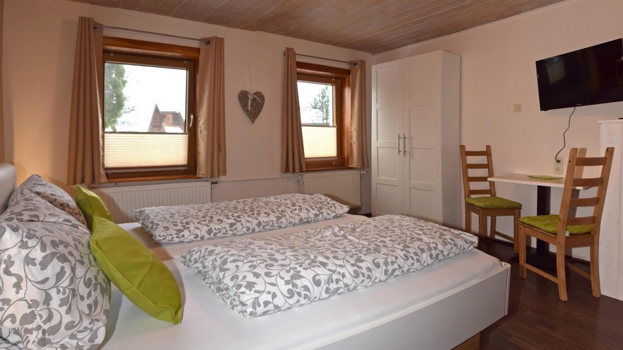 DZ Wiesengrün - modernes Schlafzimmer, © Ferienhaus am Mühlbach - Ofterschwang