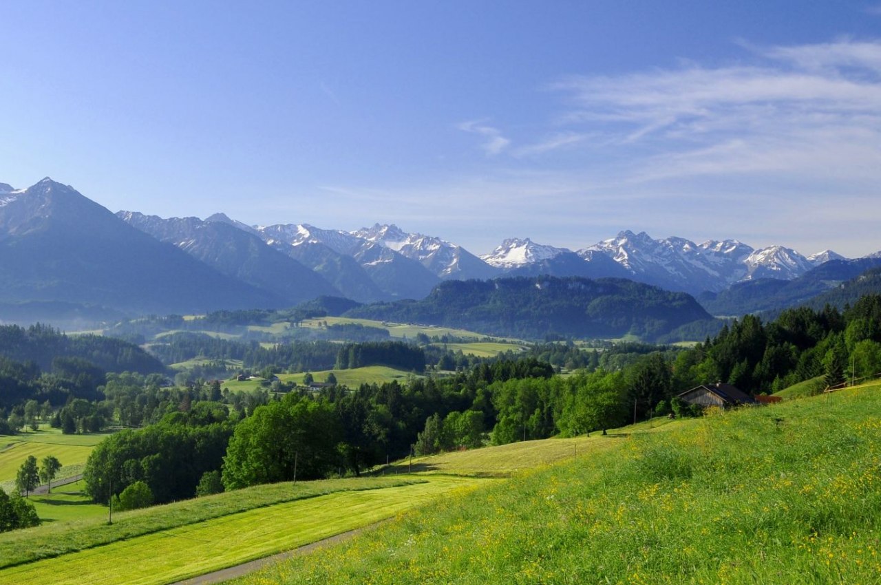 Wandern mit Blick auf die noch verschneiten Allgäuer Alpen., © Tourismus Hörnerdörfer / S. Bruckmeier